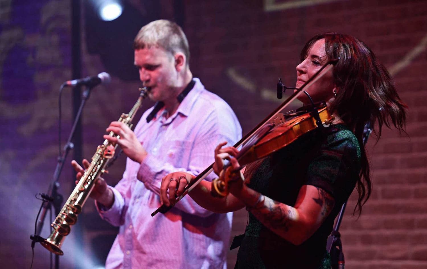 Christian Cuadra (left) and Thea Aslund (right) perform before a lively crowd at Erbil’s historic citadel on July 27, 2023. Photo: Bilind T. Abdullah/Rudaw