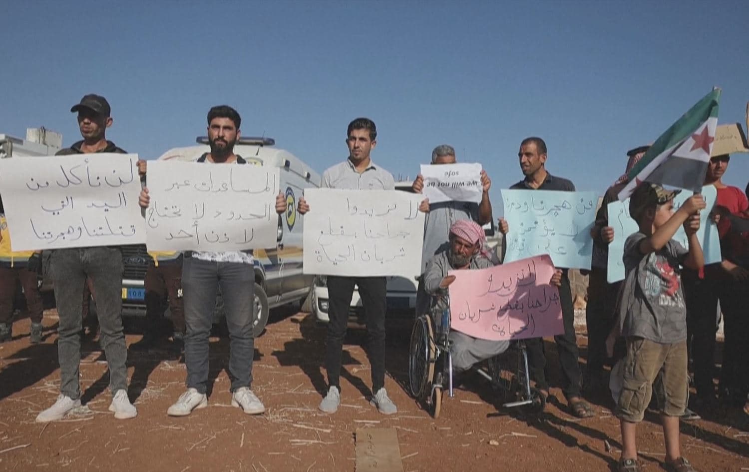 Koçberan xwepêşandan li dar xist: ‘Em alîkariyê ji rejîm û Rûsyayê naxwazin’