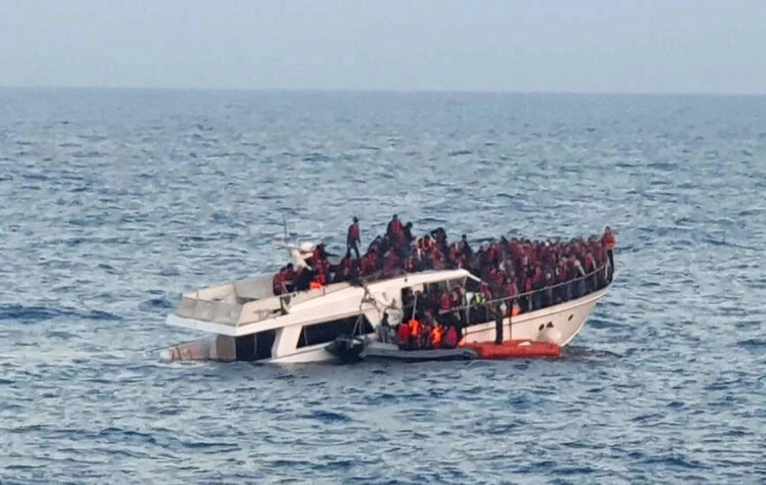 ئۆپەراسیۆنێکی رزگارکردنی ژمارەیەک کۆچبەر کە خەریک بوو بەلەمەکەیان لە باکووری لوبنان نقووم دەبوو، وێنە: سوپای لوبنان - 31ـی کانوونی دووەمی 2022