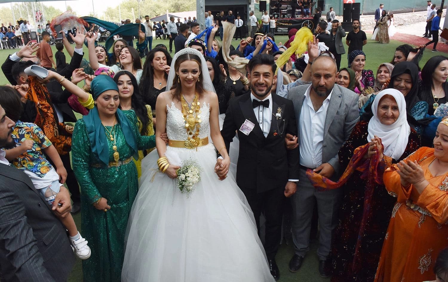 Yilmaz û Ludwig bi daweteke Kurdewarî ya li gorî kevneşopiyên Colemêrgê zewicîn / Wêne: AA