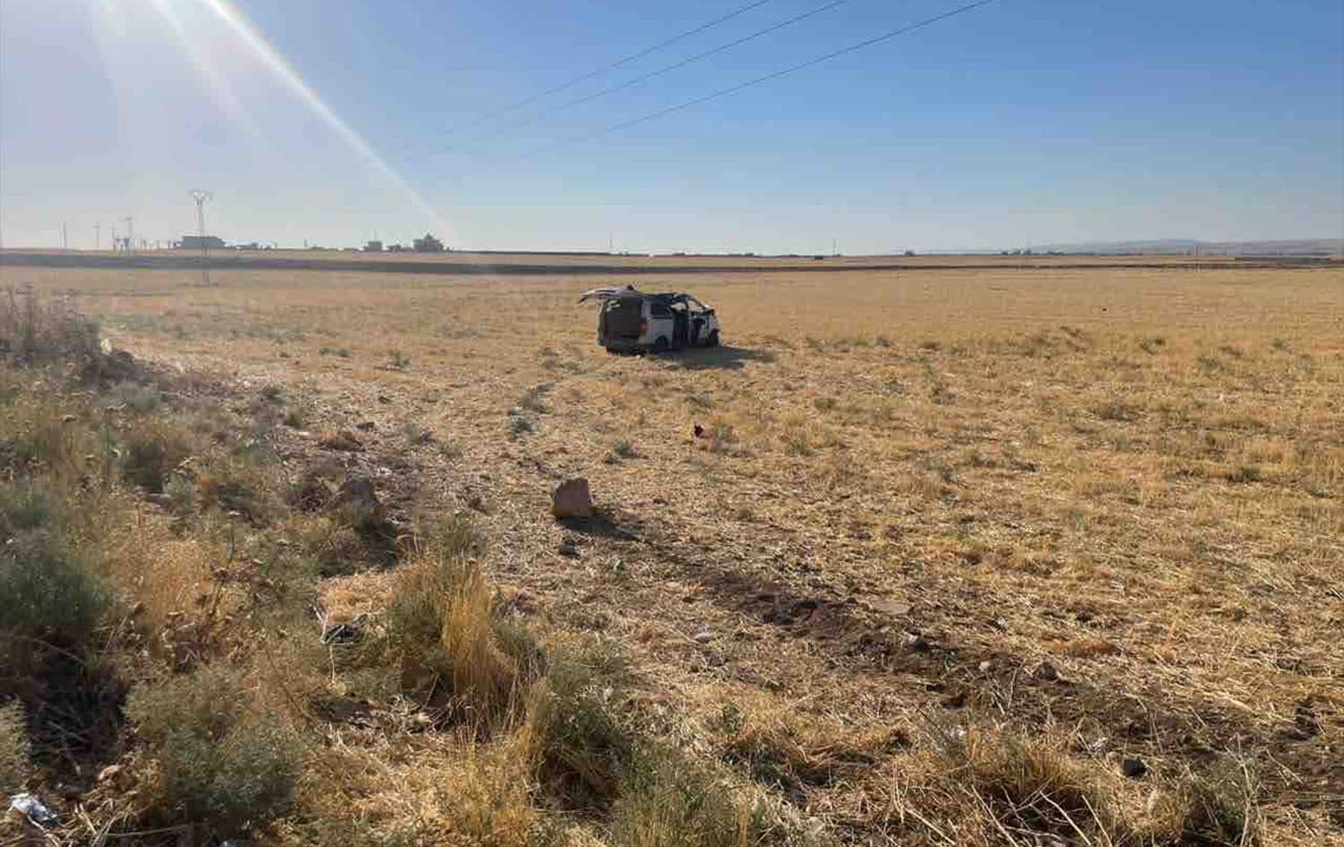 A car on the Qamishli-Amuda road in northeast Syria (Rojava) after being targeted by a suspected Turkish drone on August 23, 2023. Photo: ANHA
