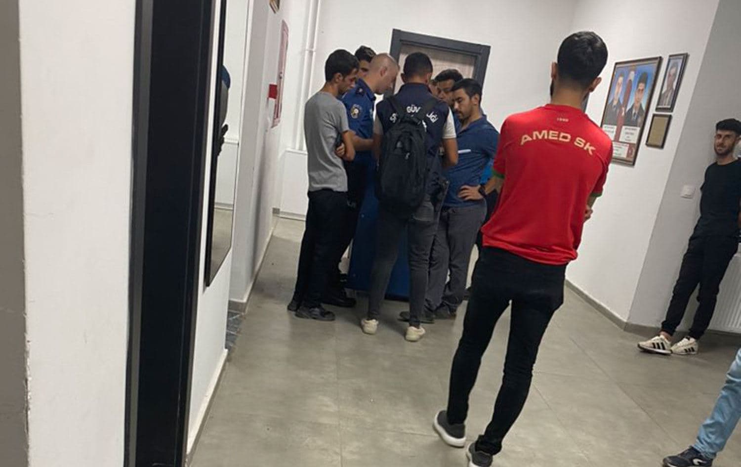 Li Amedê bi hinceta “bêrêziya” li sirûda neteweyî ya Tirkiyeyê 11 kes hatibûn desteserkirin.
