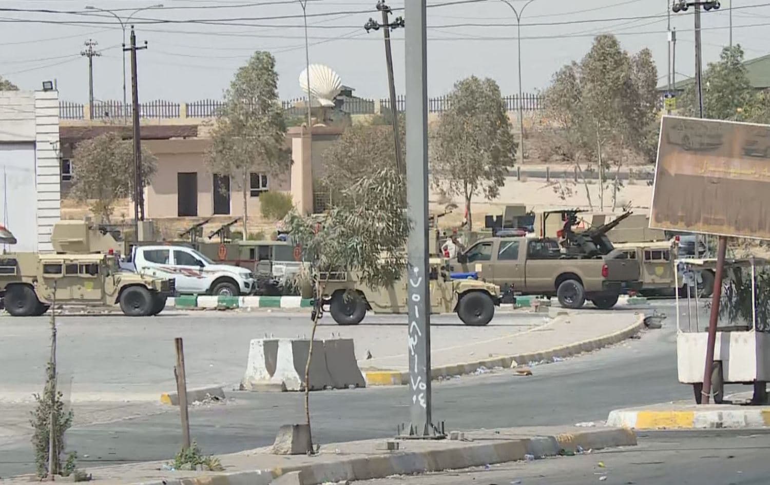 Wesayîtên zirxî yên hêzên Îraqê yên li taxeke Kurdan 