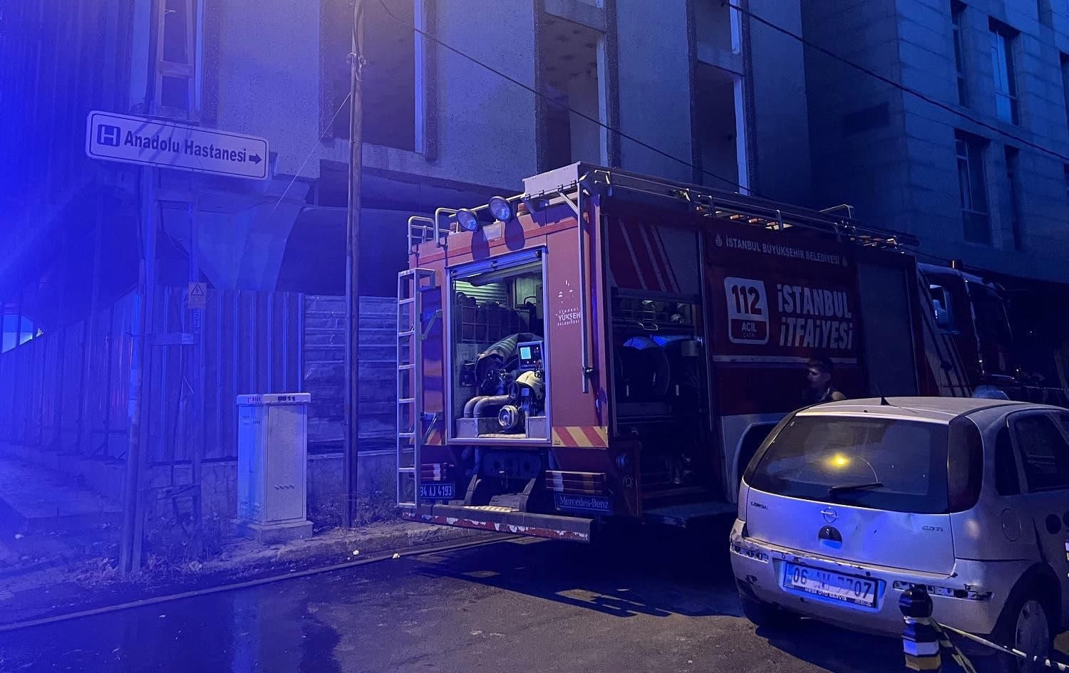  4 katlı metruk binanın alt katında henüz bilinmeyen nedenle yangın çıktı