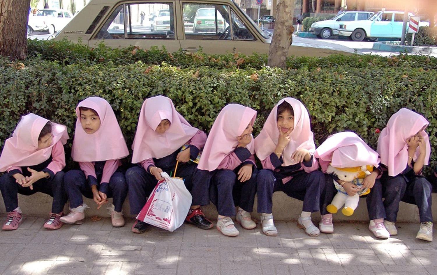 ژمارەیەک قوتابی لە قوتابخانەیەکی ئێران. 