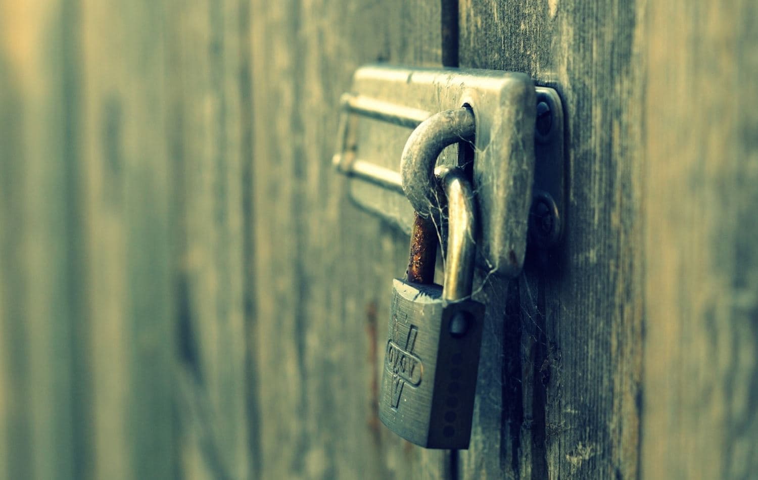 دەرگایەک کە بە قوفڵ (گاڵە) داخراوە