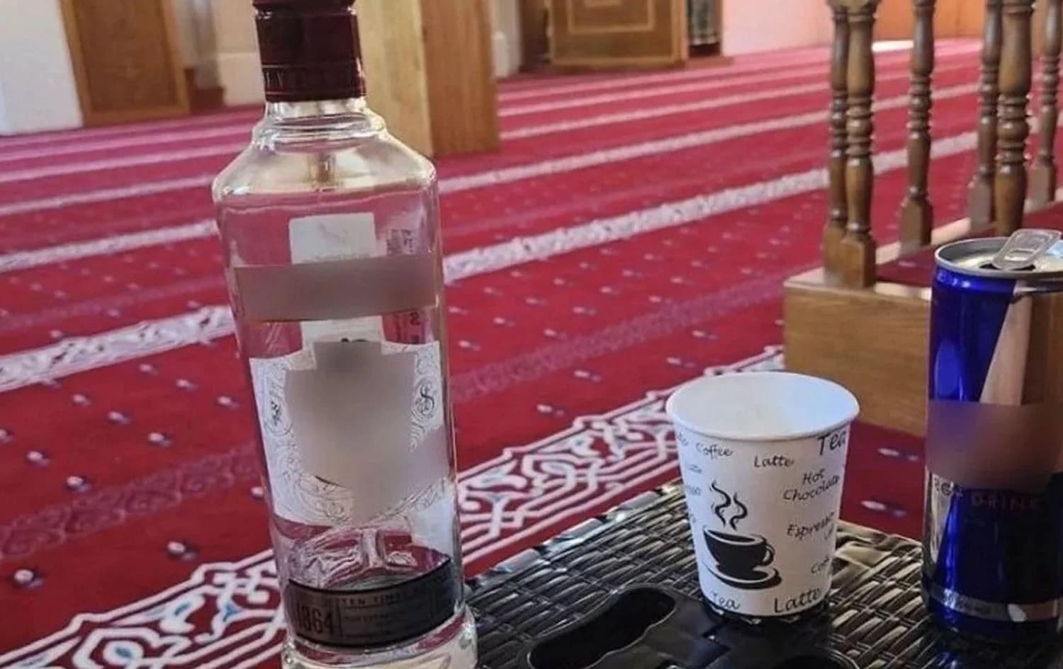 خواردنەوەی کحولی و وزەبەخشێک لەنێو مزگەوتێکی شاری ئیستەنبووڵ. 