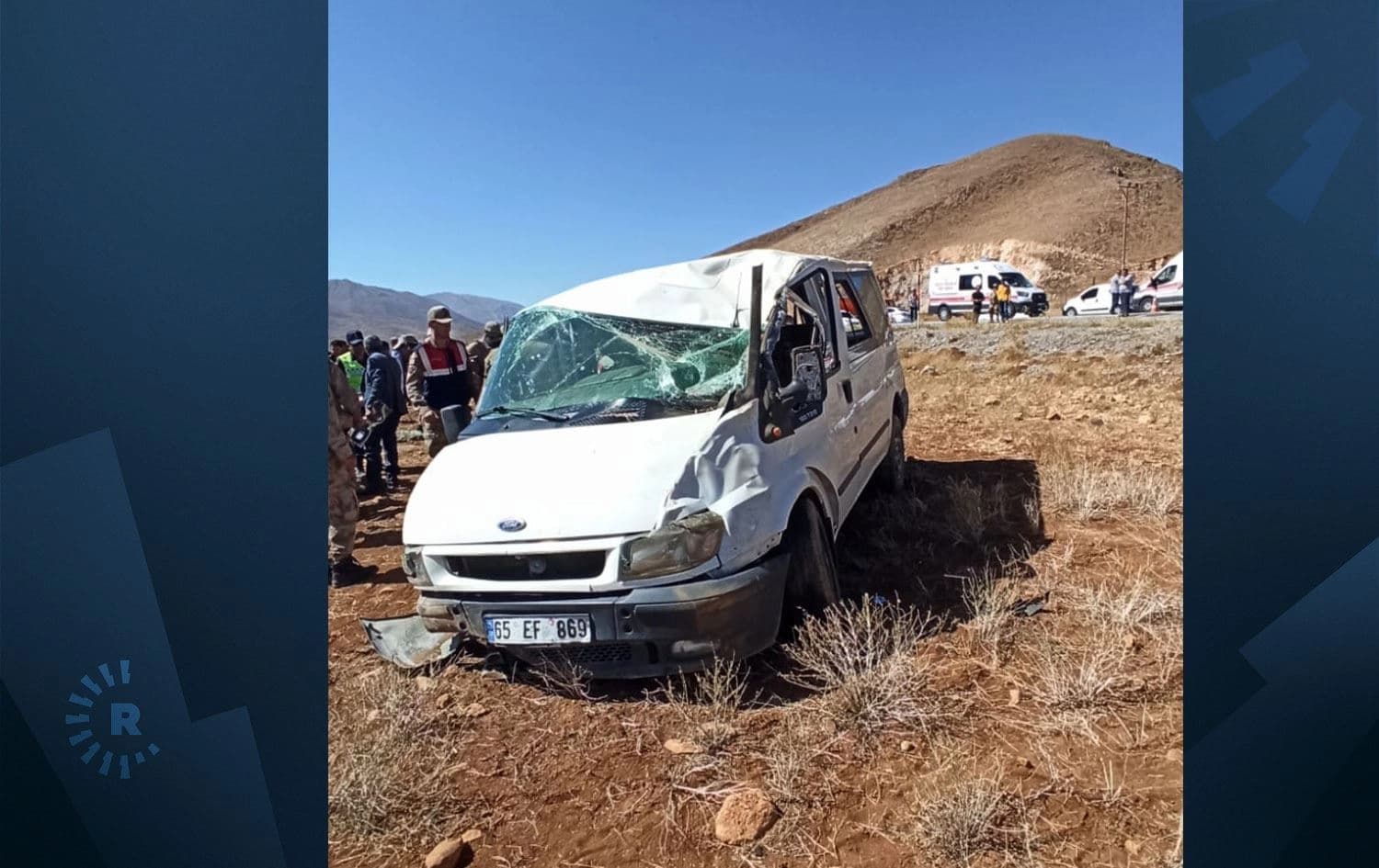 Van'da minibüs devrildi