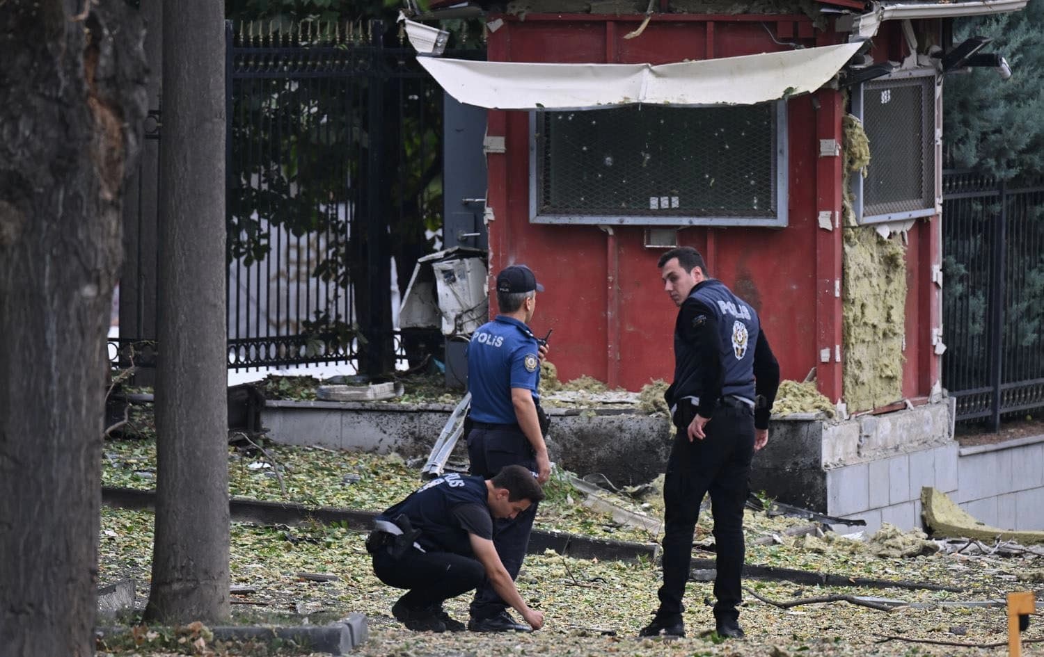 Turkish police in front of Ankara's general security directorate after the attack on October 1, 2023. Photo: Anadolu Agency