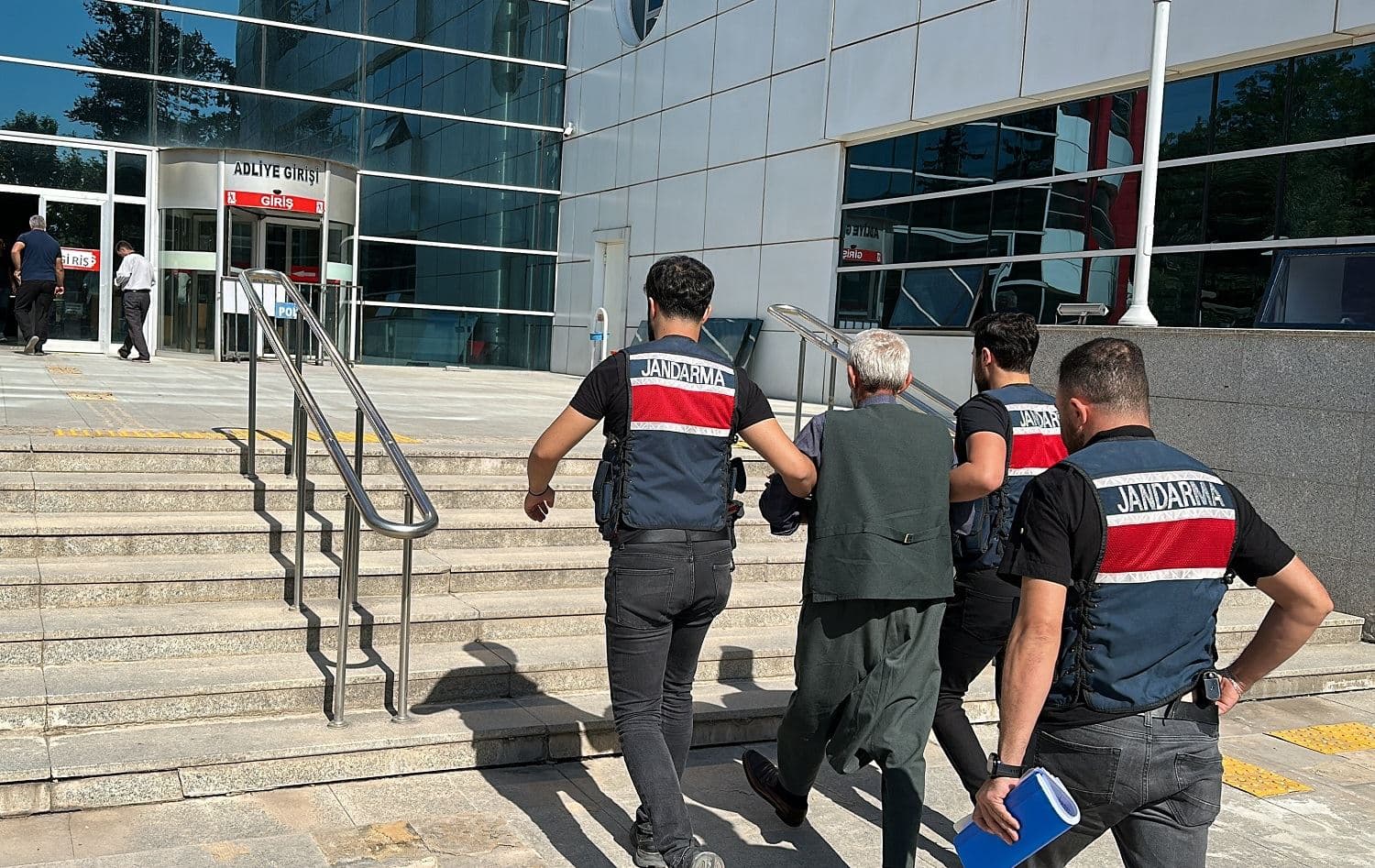 Hêzên ewlehiyê yên li Erzirom, Dîlok, Şirnexê û Stenbola bi ser çendîn navnîşanan de girtin / Wêne: AA