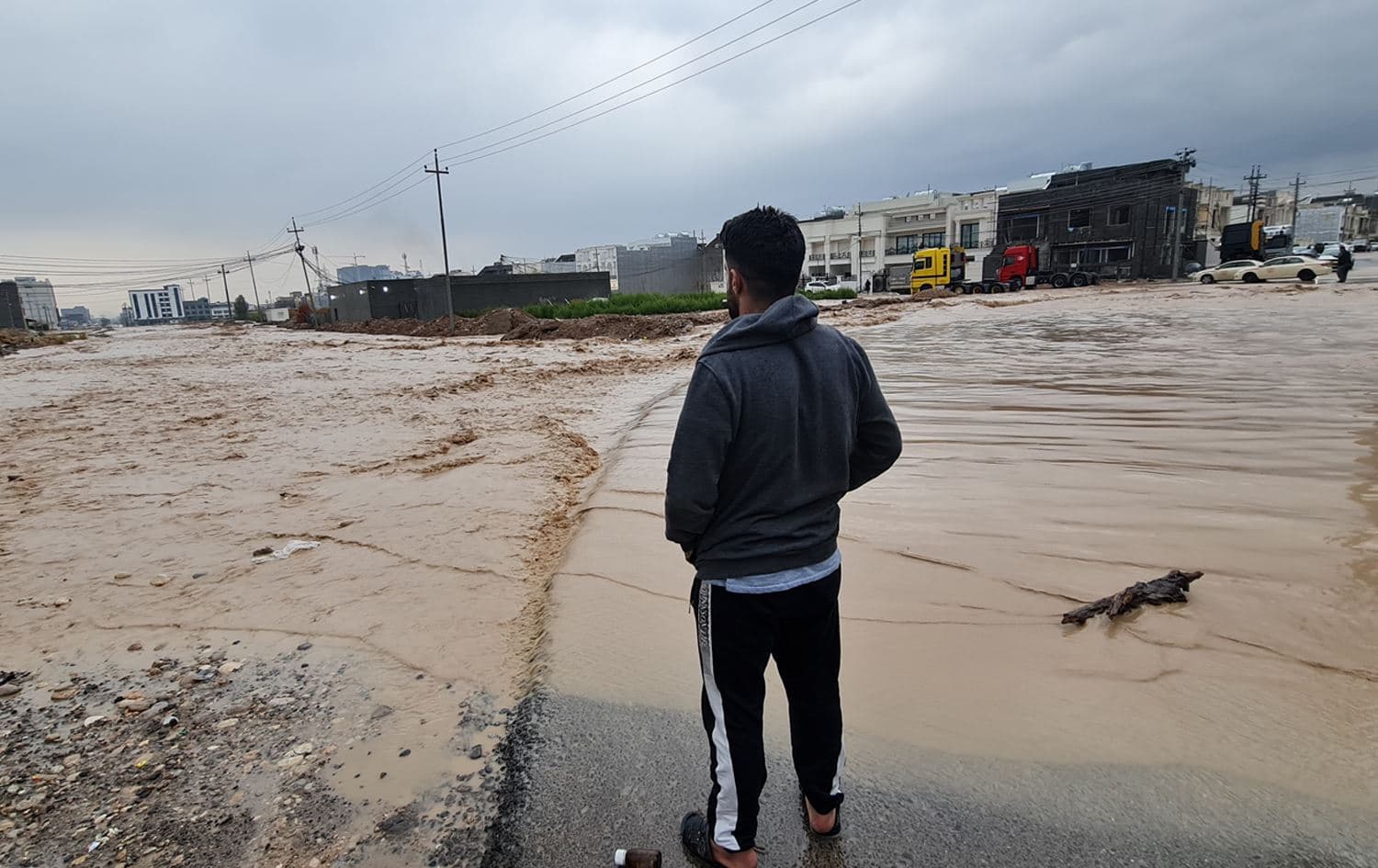 A young man watches as flash floods sweep into his neighborhood in Erbil on January 13, 2022. Photo: Bilind T. Abdullah/Rudaw