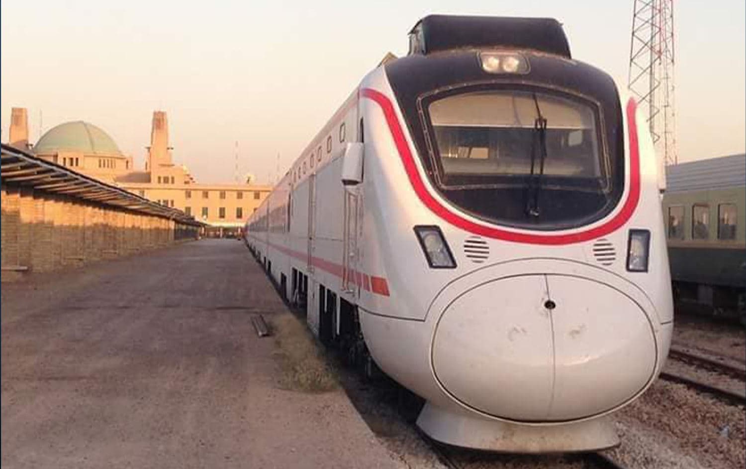  قطار بمحطة سكك الحديد في بغداد - أرشيف