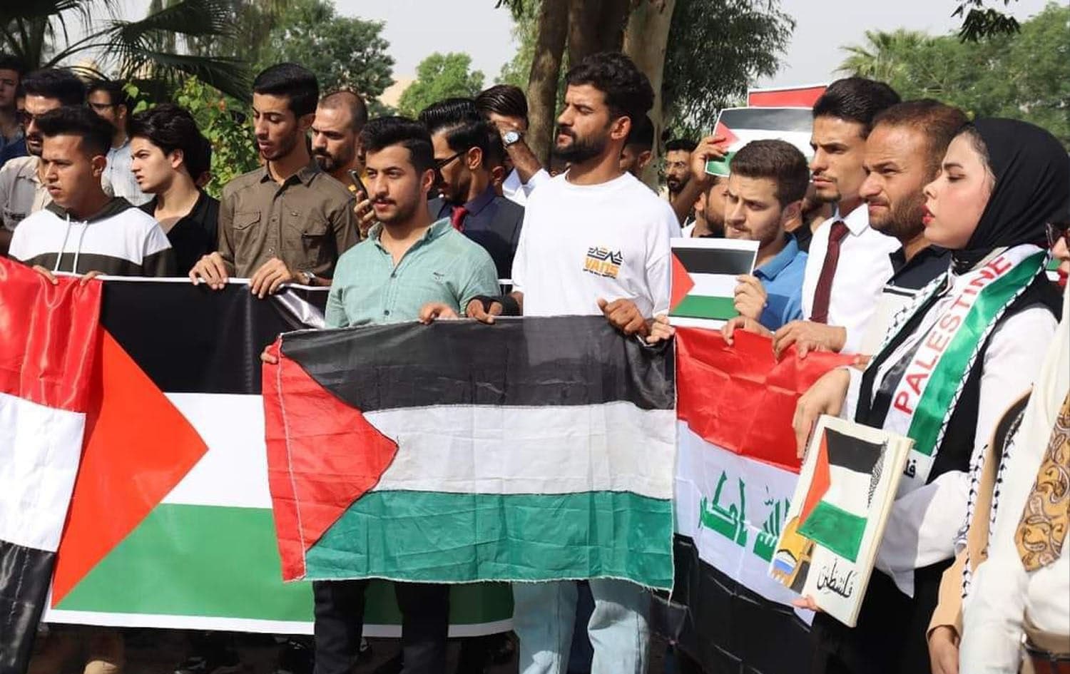 Iraqis standing in solidarity with Palestine following an attack on al-Ahli Baptist Hospitals in the Gaza Strip on October 18, 2023. Photo: INA