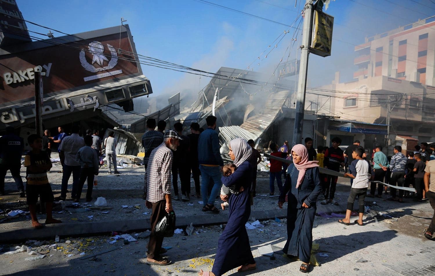 İsrail savaş uçakları, Gazze Şeridi’nin orta kesimindeki Nuseyrat Kampı'ndaki bir ekmek fırınını bombaladı. / AA