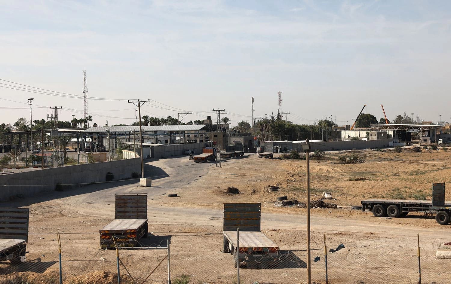 Empty lorries wait on the Palestinian side of the Gaza border at Rafah to collect humanitarian aid to be delivered from waiting lorries waiting on the Egyptian border Rafah crossing on October 21, 2023. Photo: Mohammed Abed/AFP