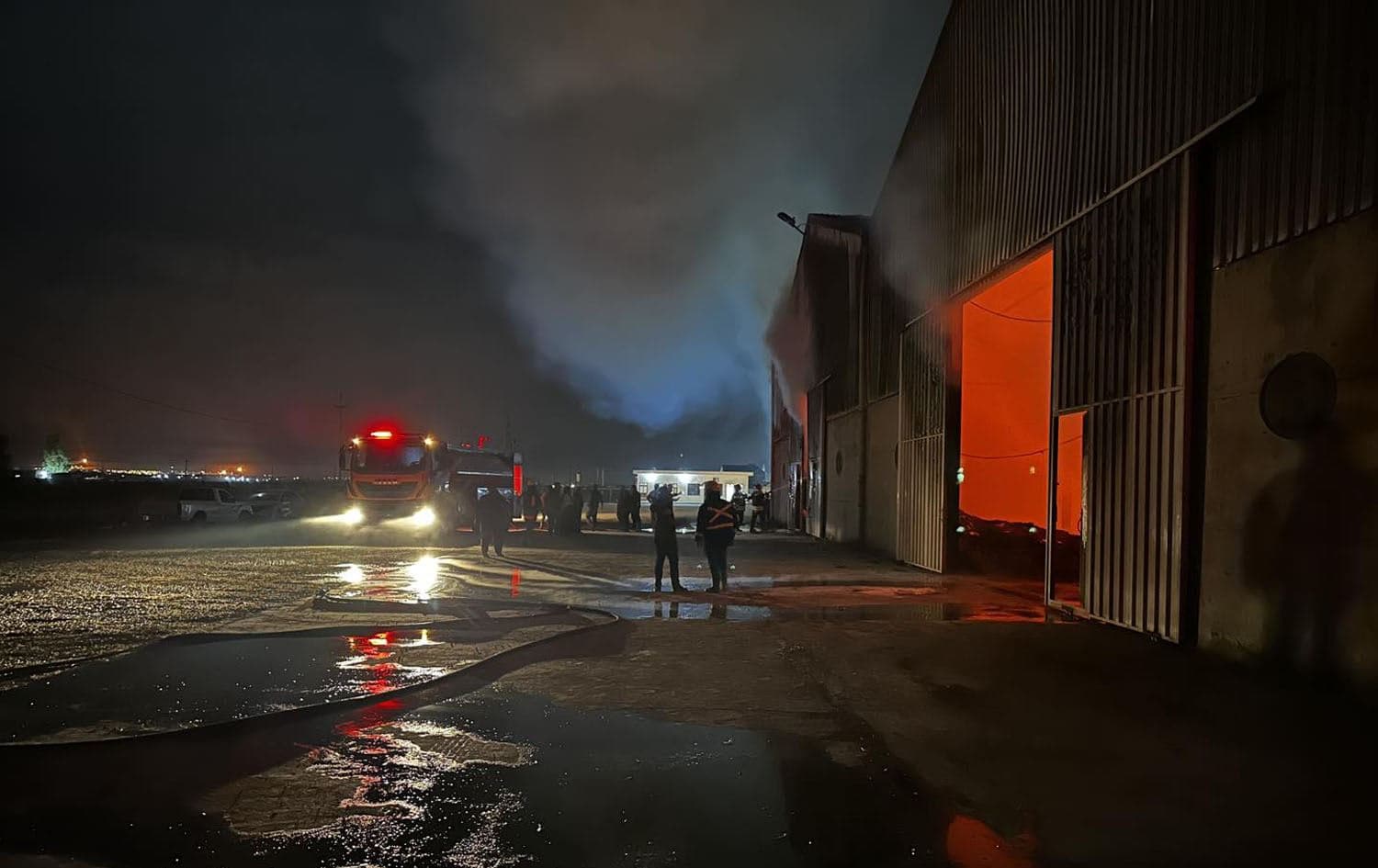 Erbil civil defense forces extinguishing fodder warehouses near Dibaga subdistrict on October 30, 2023. Photo: Erbil civil defense