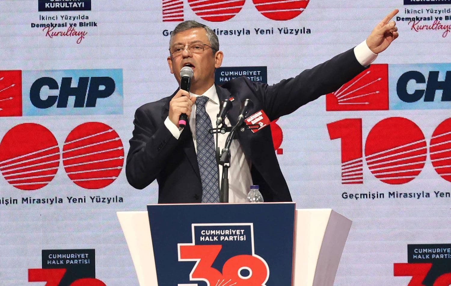 Özgür Özel CHP Genel Başkanı seçildi.