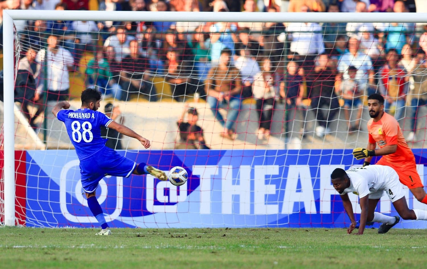 Mohanad Abdulrahim scoring al-Quwa al-Jawiya's second goal against al-Ittihad in Erbil's Franso Hariri stadium on November 6, 2023. Photo: Bilind T. Abdullah/Rudaw