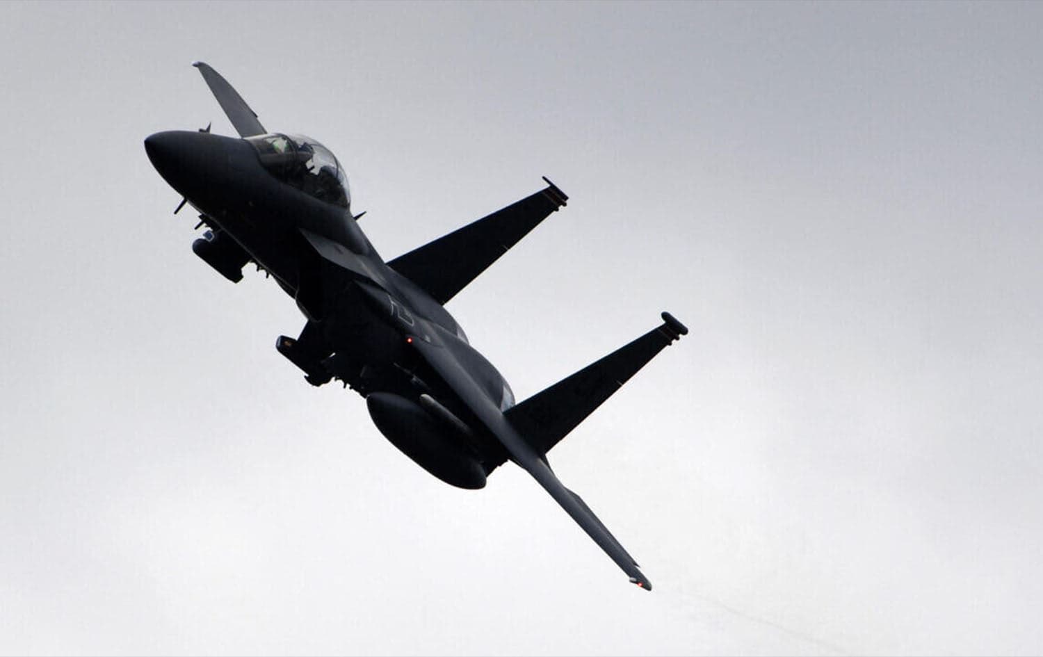 A F15 jet of the US Air Force flies overhead during the 'Dynamic Front 23', the US Army-led NATO and Partner integrated annual artillery exercise in Europe, in Grafenwoehr, near Eschenbach, southern Germany, on March 28, 2023. Photo: Cristof Stache/AFP