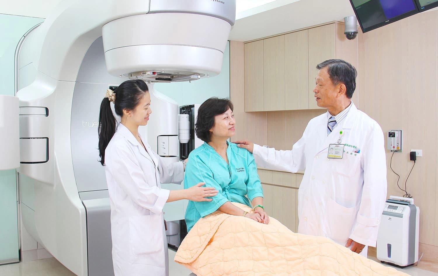 تیمێکی پزیشکی تایوانی لەگەڵ نەخۆشێک. وێنە: MedicalTravel