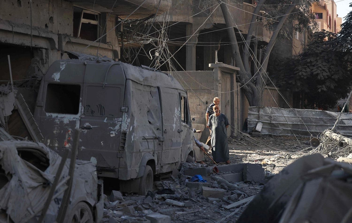 Gazze Şeridi'nin merkezindeki Nuseyrat mülteci kampındaki hasarı gösteren bir fotoğraf. (Mahmud HAMS / AFP)