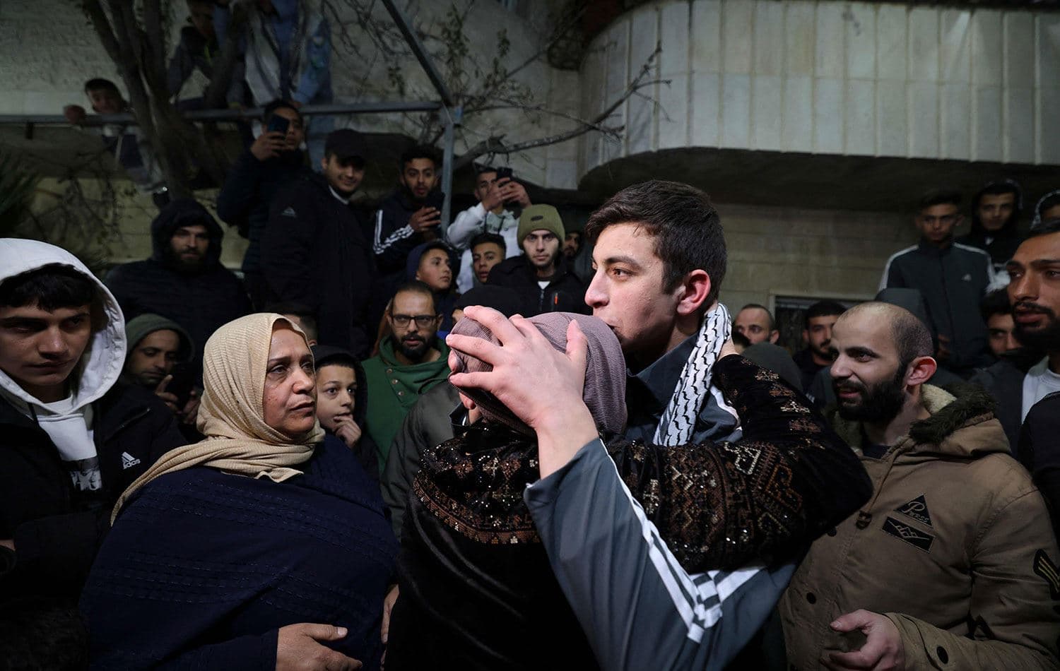 Filistinli mahkum Halil Zama (sağda) serbest bırakıldıktan sonra, El Halil'in kuzeyindeki Halhul köyündeki evinde annesine sarılıyor. (Fotoğraf: HAZEM BADER / AFP)