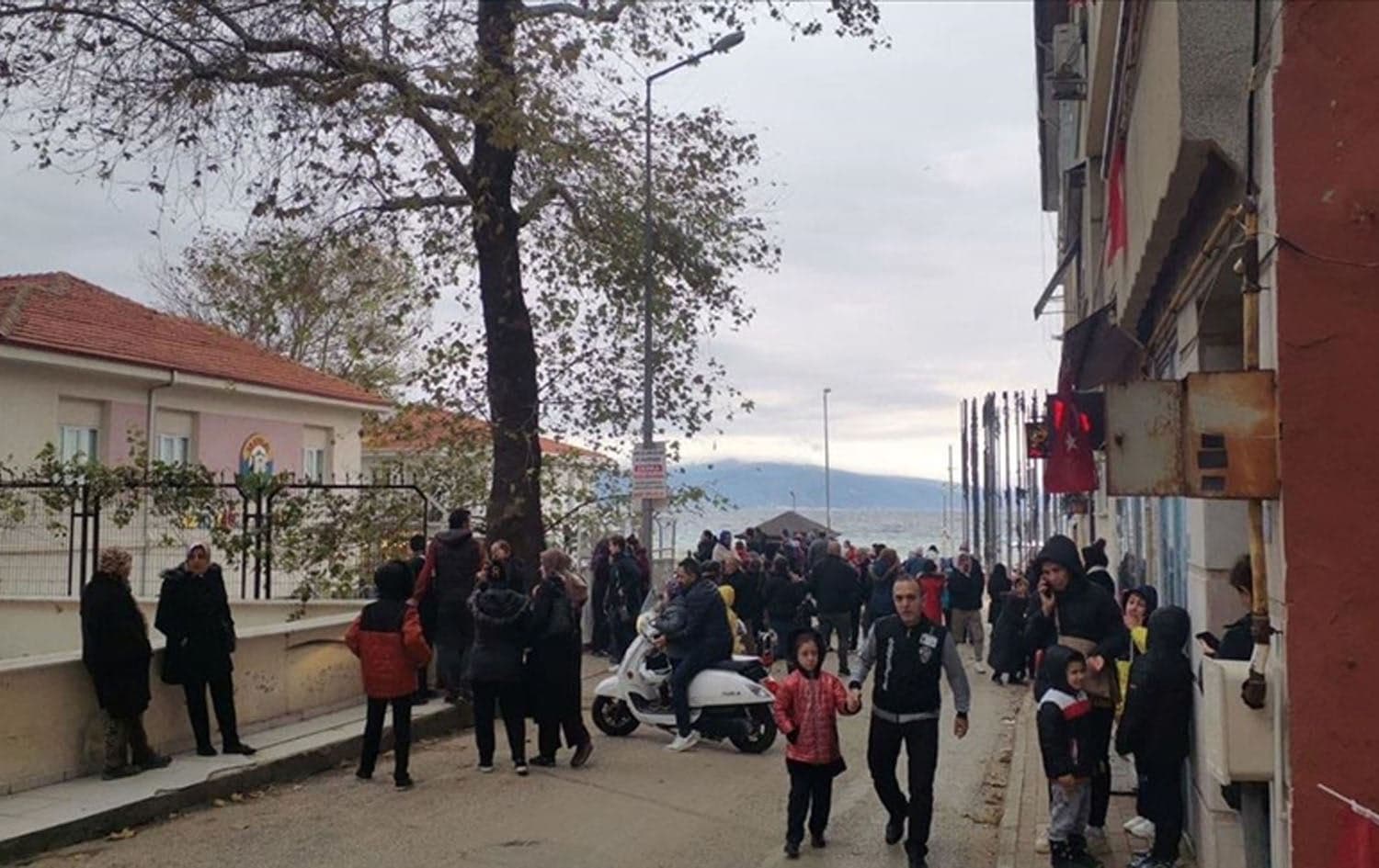 People leaving their homes in Istanbul following the earthquake on December 4, 2023. Photo: AA