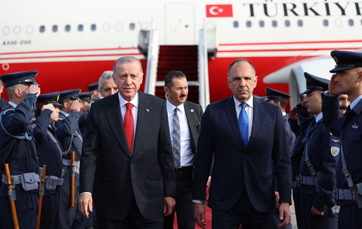 Erdoğan'ı, Atina Elefterios Venizelos Uluslararası Havalimanı'nda, Yunanistan Dışişleri Bakanı Yorgos Yerapetritis karşıladı. / AA