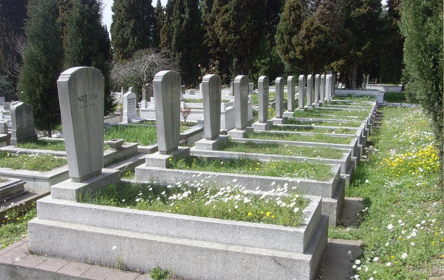 Zincirlikuyu Mezarlığı'nda mezarlar