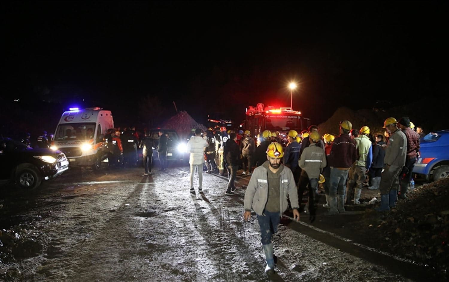 Rescue teams at the chrome mine in Turkey's western Denizli province following a collapse that claimed the lives of two people on December 15, 2023. Photo: AA