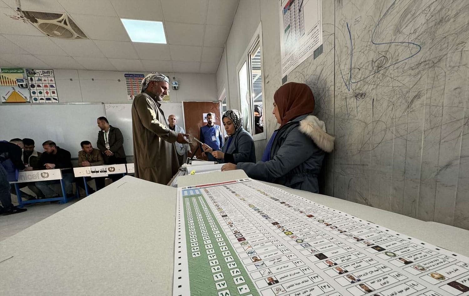 An Iraqi IDP in Arbat camp casting his vote in the country's provincial elections on December 16, 2023. Photo: Rudaw