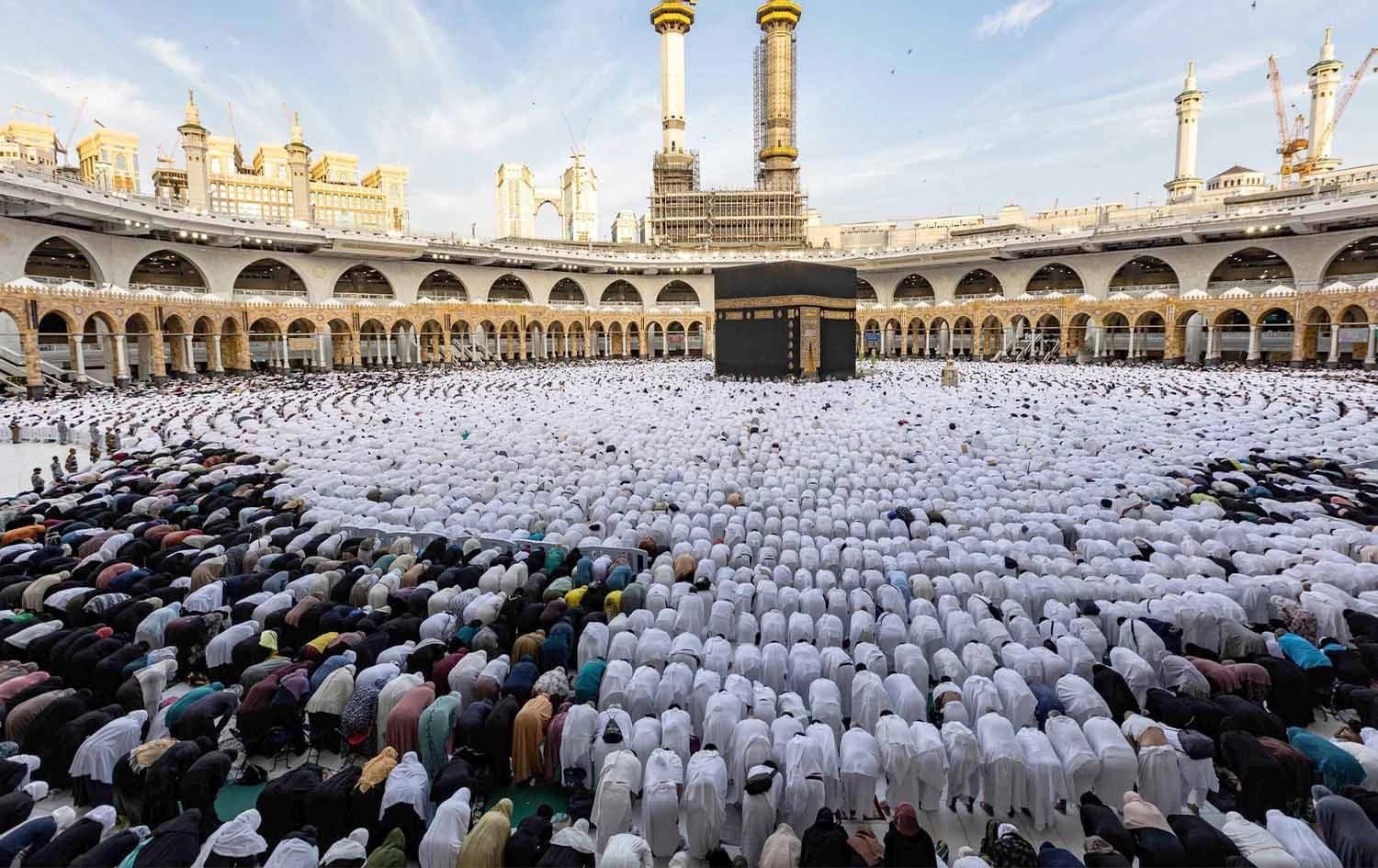 مسوڵمانان لە مەککە پەرستش دەکەن. وێنە: AFP