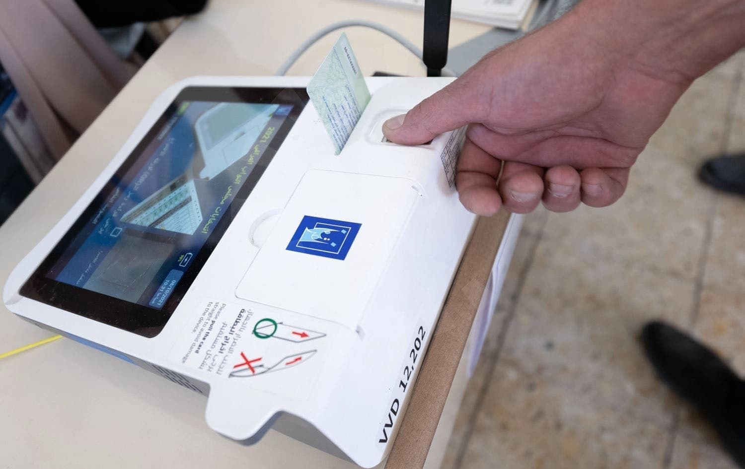 A voter identification device used during the early voting in provincial elections on December 16, 2023. Photo: Rudaw