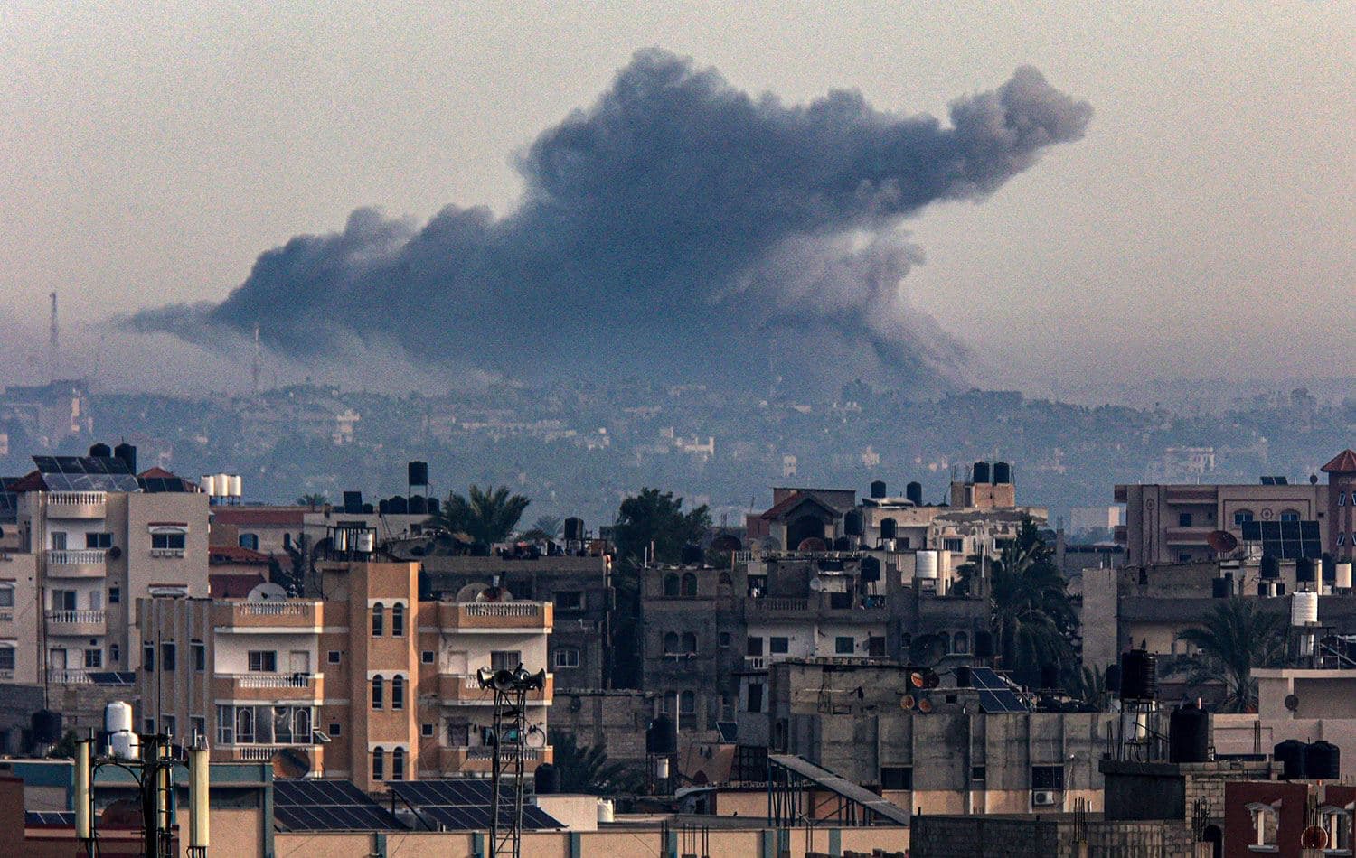 İsrail bombardımanı sırasında Gazze'nin güneyinde Han Yunus'un üzerinde yükselen duman. (Fotoğraf: Said KHATIB / AFP)