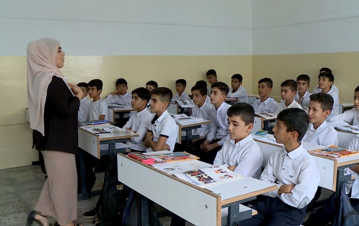 لە قوتابخانەیەکی سلێمانی مامۆستایەک وانە بە قوتابییەکانی دەڵێتەوە. وێنە: رووداو
