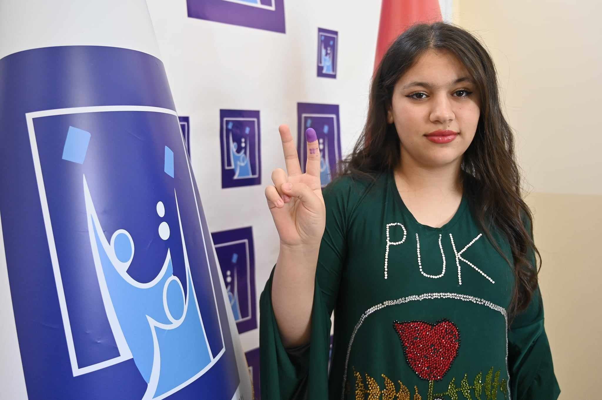 A Kurdish girl wearing clothes with PUK logo poses for a photo after casting her vote in Kirkuk during December 18, 2023 local elections. Photo: Rudaw
