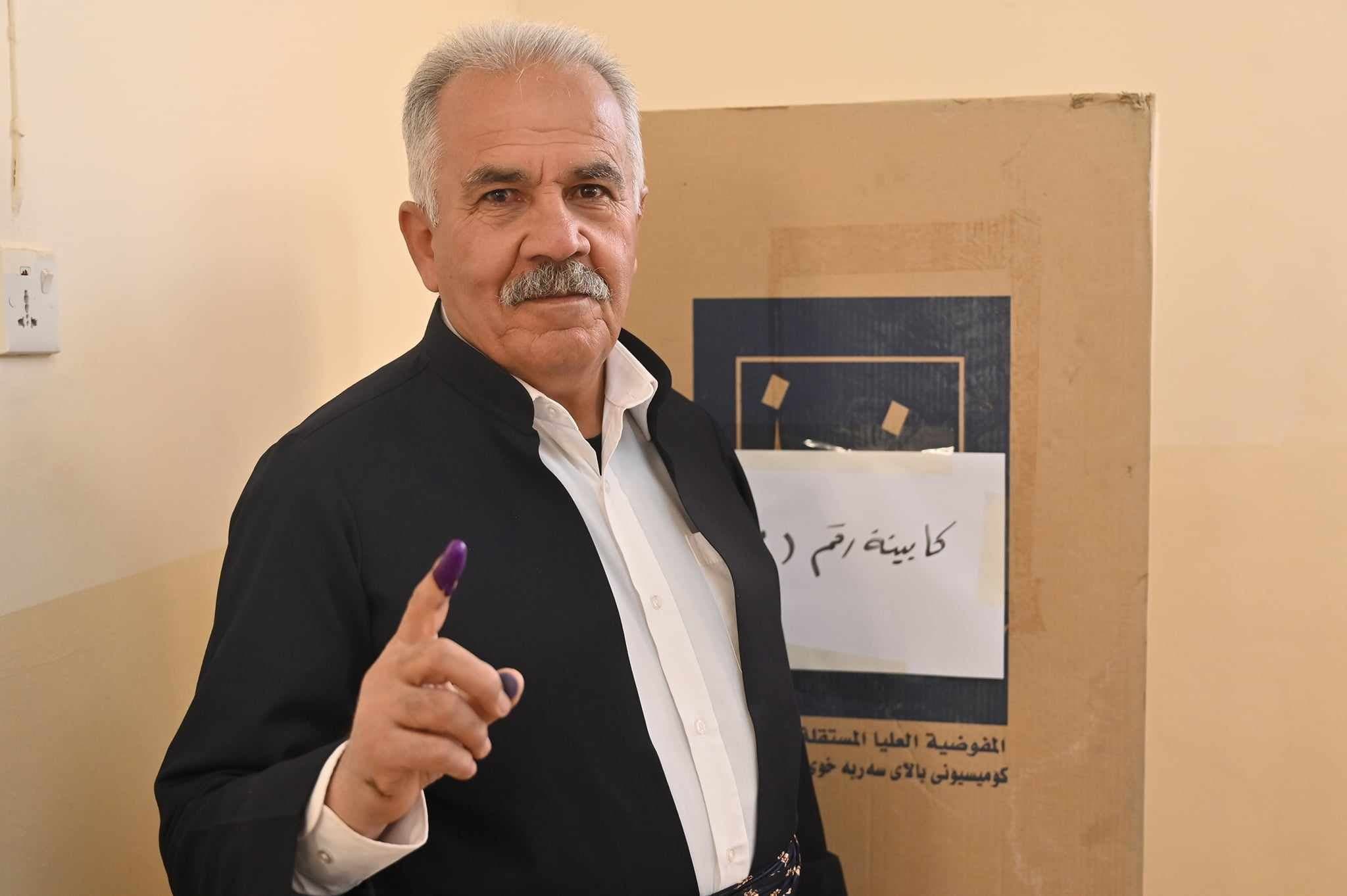 A Kurdish man poses for a photo in Kirkuk after casting his vote during provincial elections on December 18, 2023. Photo: Rudaw