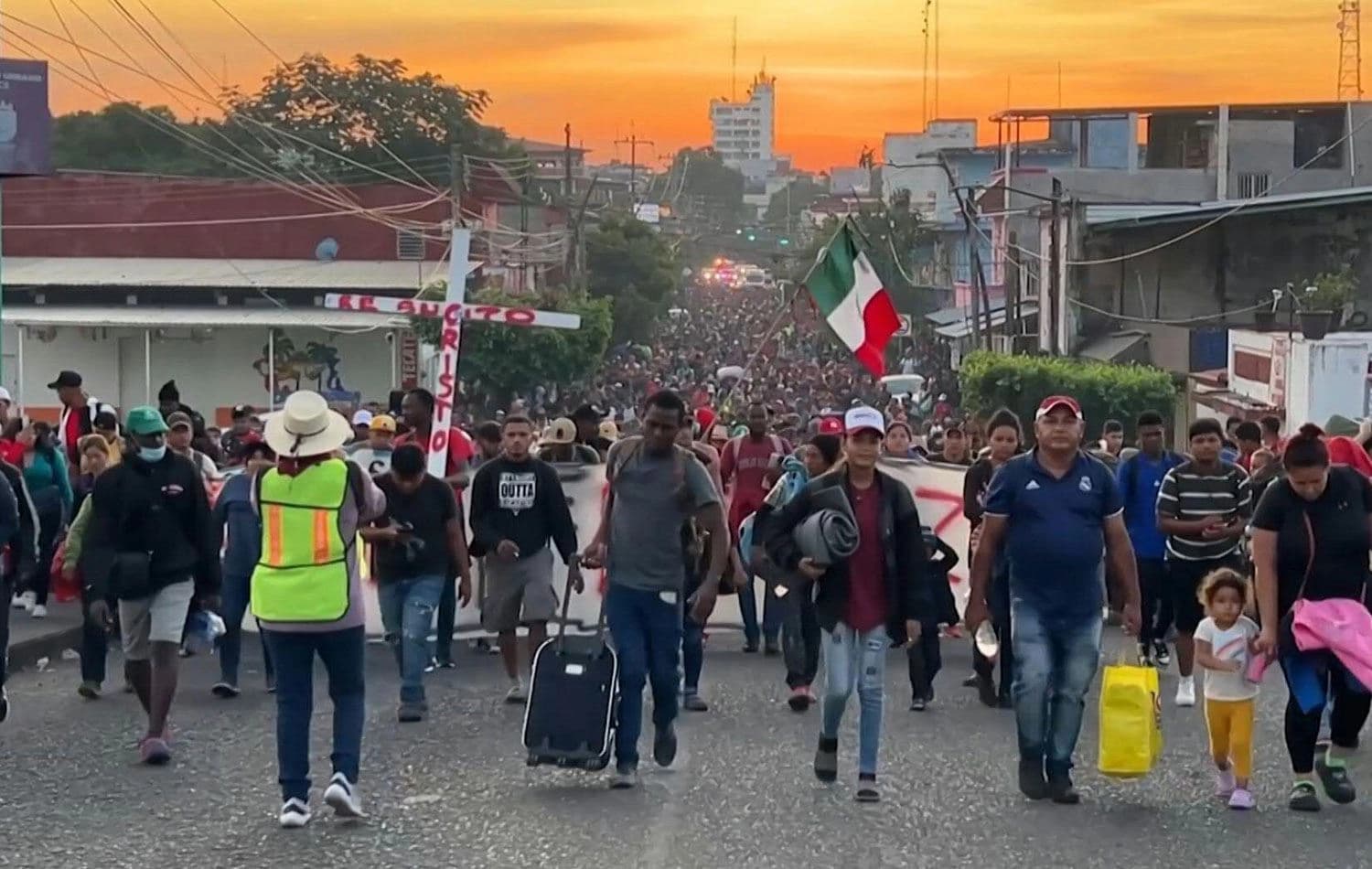  5 binden fazla göçmen Meksika'nın Chiapas eyaletindeki Tapachula'da ABD sınırına doğru yürüyor. / AFP
