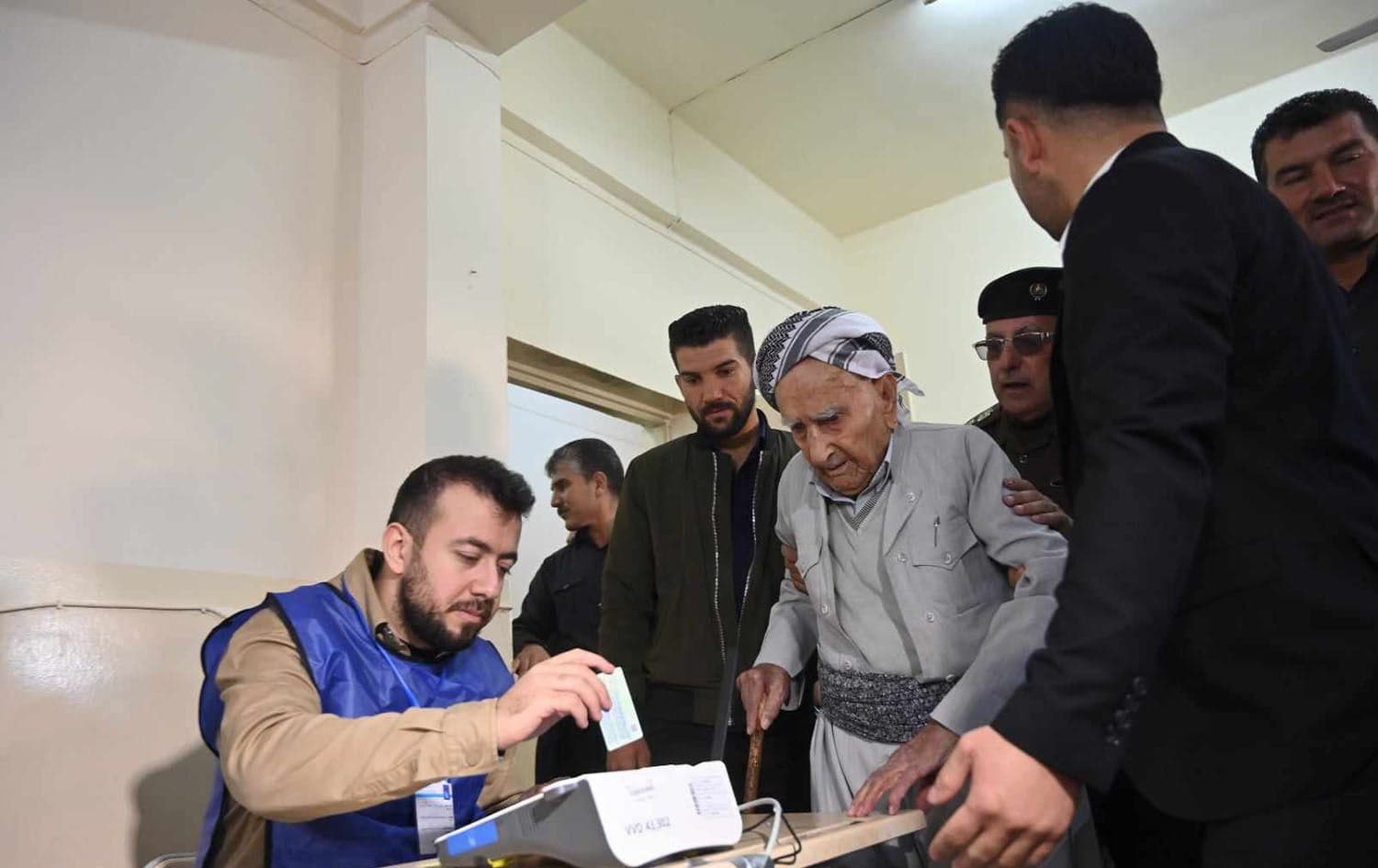 An elderly Kurdish man votes in Kirkuk during local polls on December 18, 2023. Photo: Rudaw