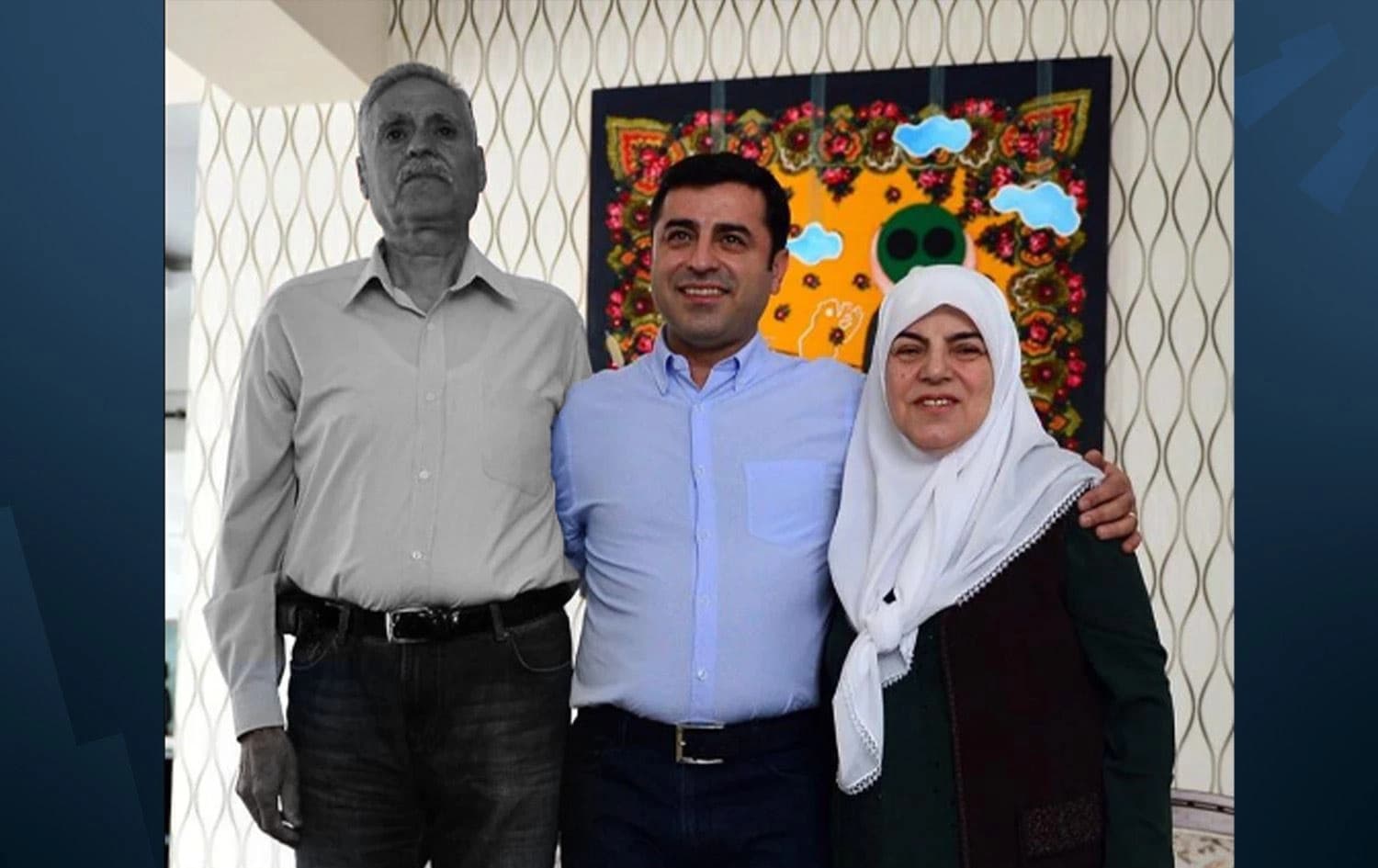 وێنەیەکی سەڵاحەدین دەمیرتاش لەگەڵ دایک و باوکی.