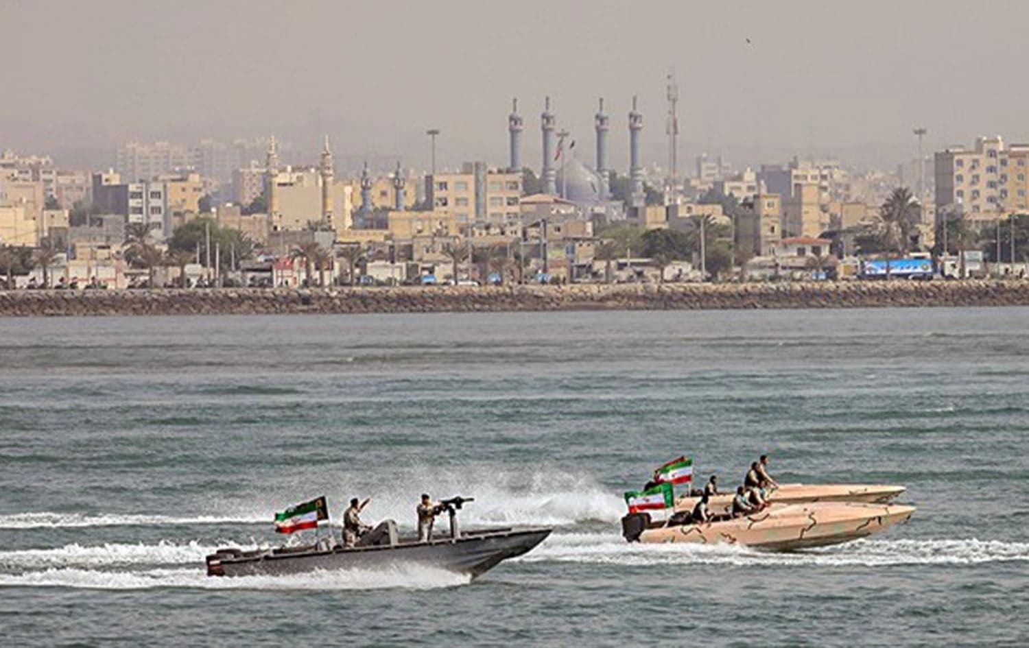 هێزەکانی سوپای پاسداران بە ئاڵای ئێران و حەشدی شەعبییەوە