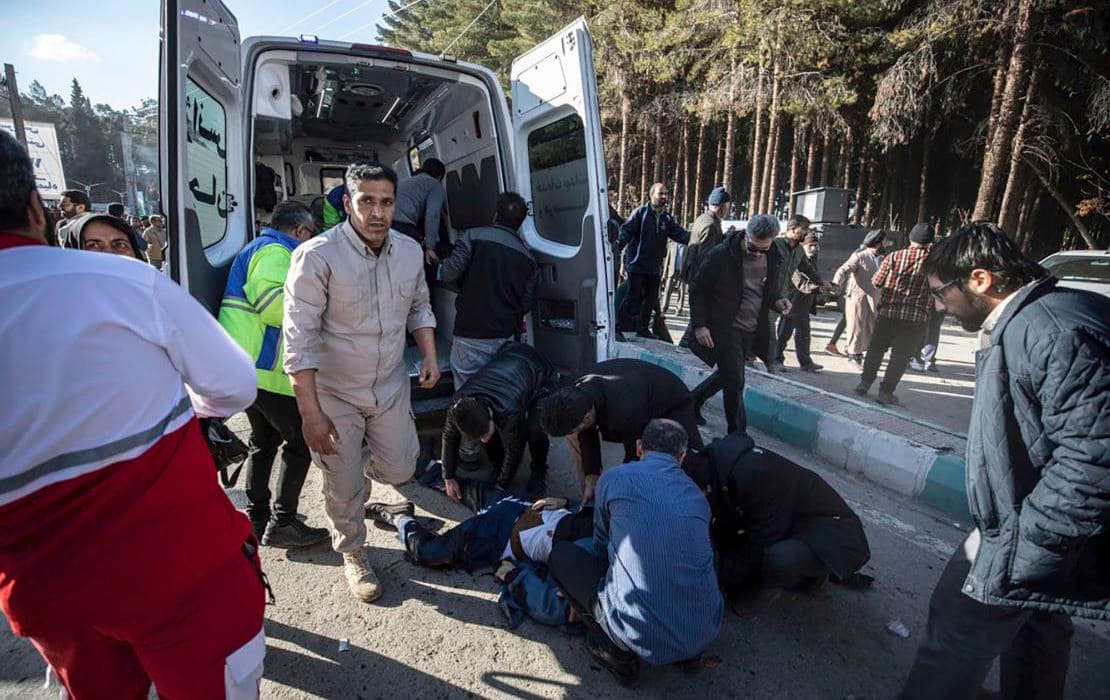 تیمەکان لە شوێنی رووداوەکە بە هانای قوربانییەکانی تەقینەوەکانی کرمانەوە دەچن.