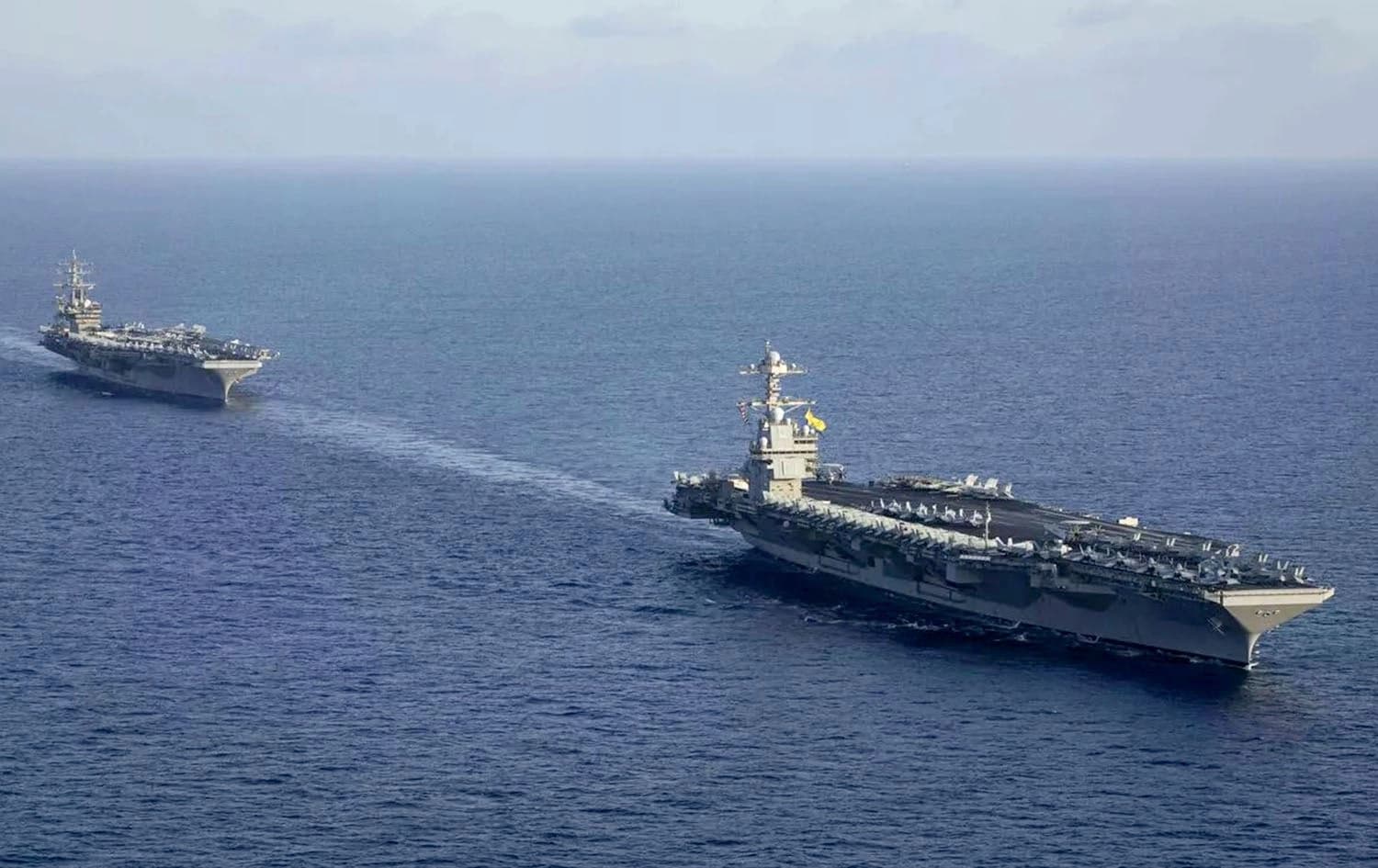 دوو کەشتیی جەنگیی ئەمریکا. وێنە: U.S. Navy Malachi Lakey
