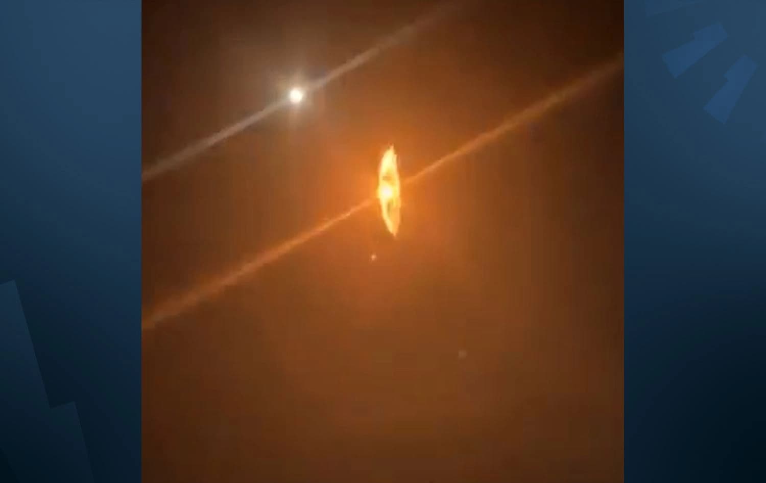 وێنەیەکی ئەرشیفی ساتی تەقاندنەوەی درۆنێکی بۆمبڕێژکراو لە ئاسمانی فڕۆکەخانەی هەولێر