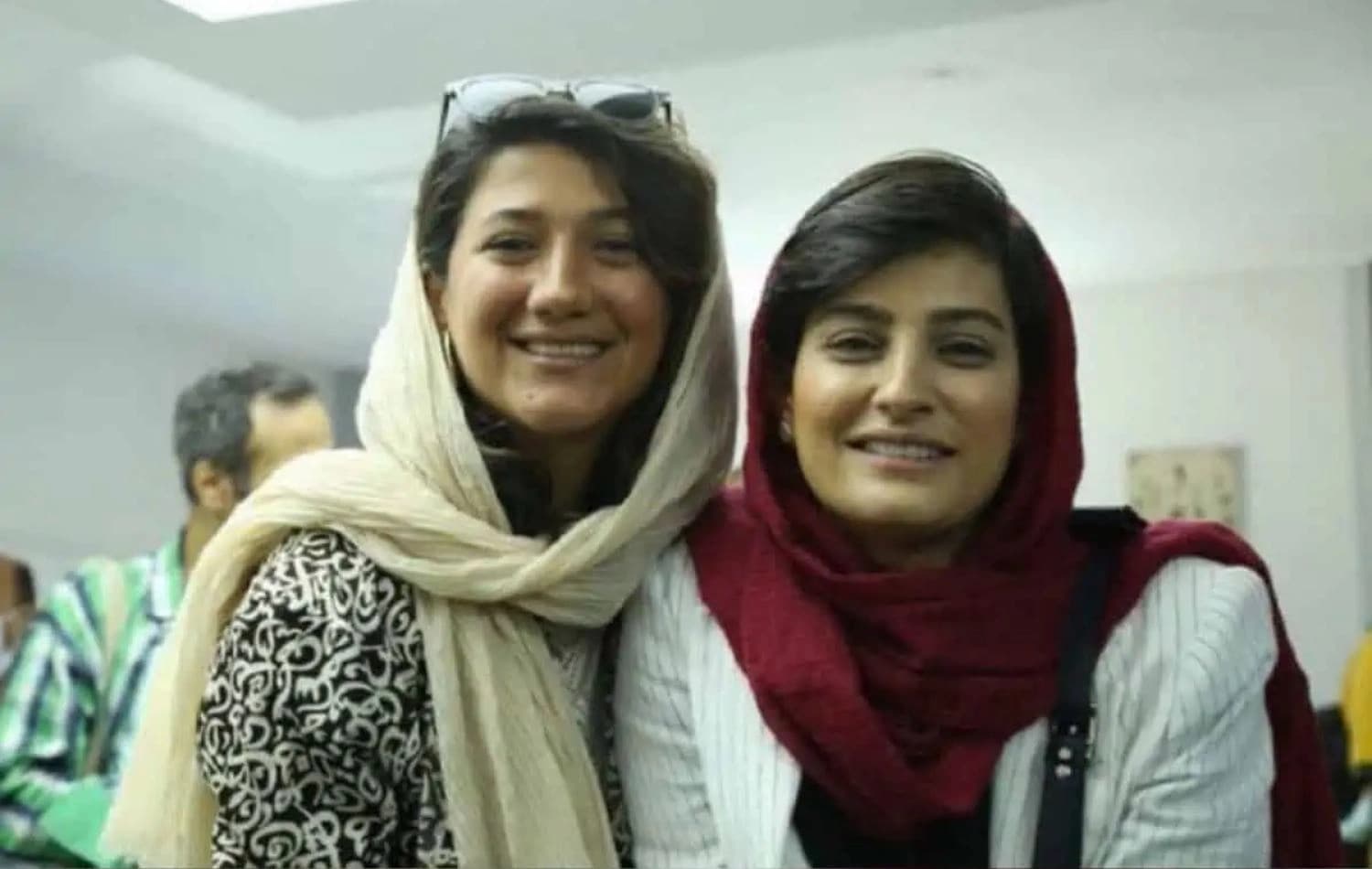 نیلوفەر حامدی (دەستە چەپ) و ئێلاهە محەممەدی (دەستە راست)