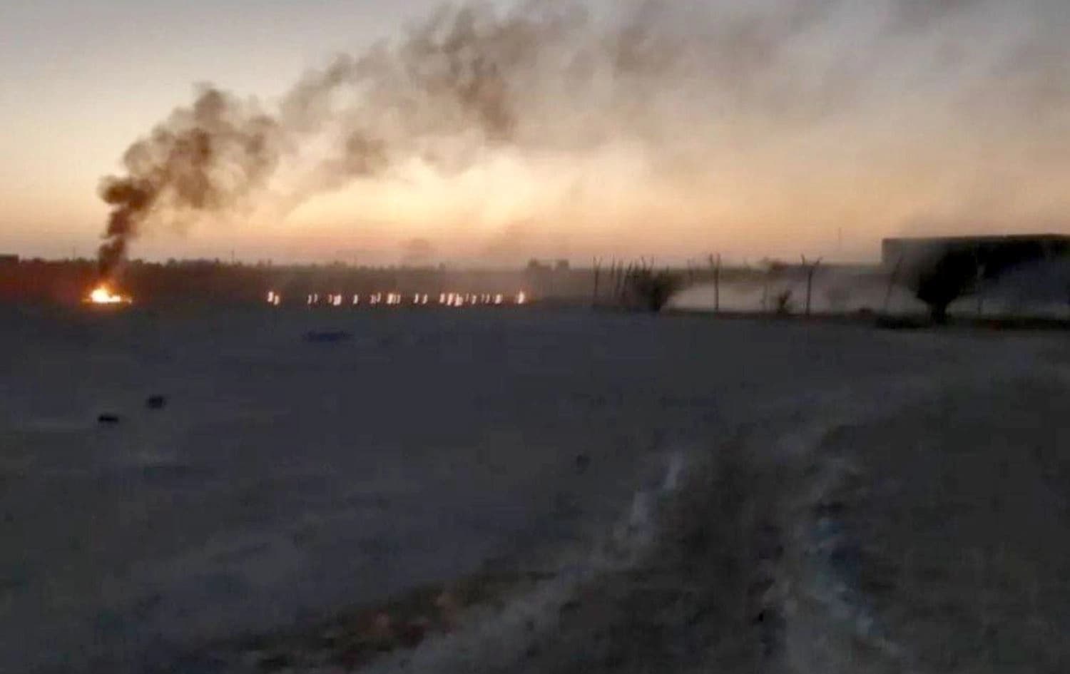 دیمەنێکی بەرزبوونەوەی دووکەڵ لەدوای هێرشەکەی پاکستان بۆسەر ئێران