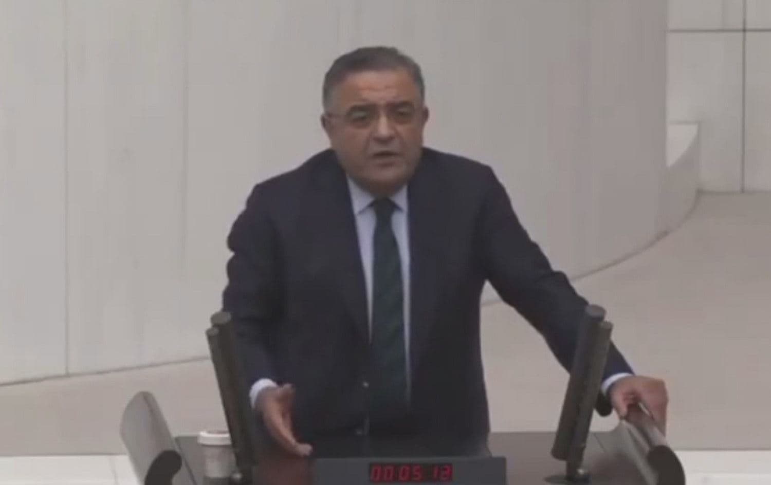 Sezgin Tanrikulu duh li Parlamentoya Tirkiyeyê li ser êrişên Îranê yên li Hewlêrê axivî / Wêne: X