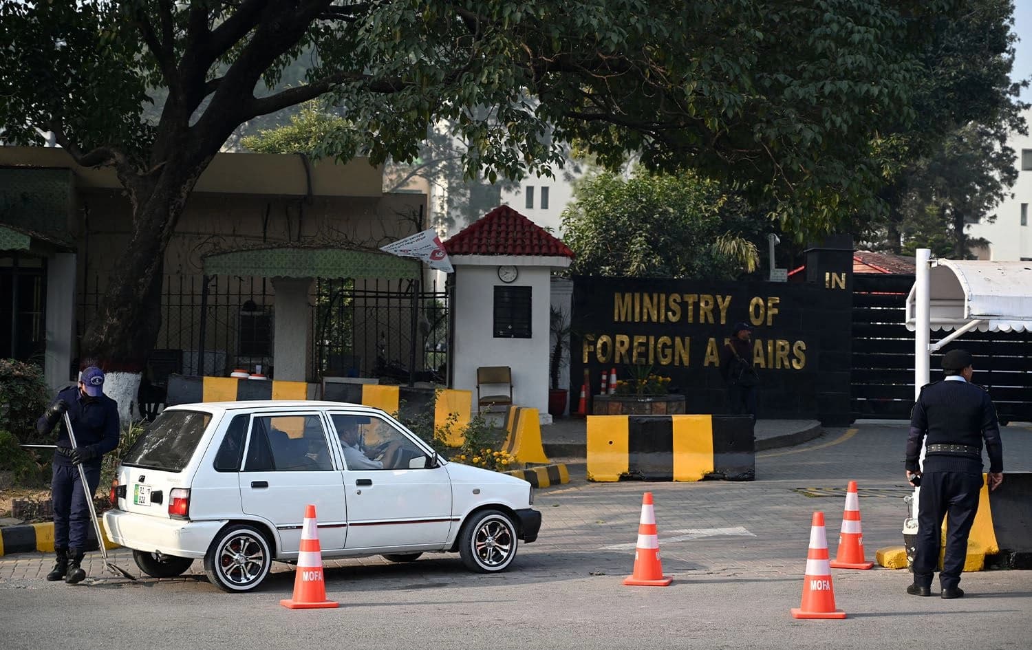A Pakistani police officer checks a vehicle stand entering the Ministry of Foreign Affairs in Islamabad on January 18, 2024. Photo: Aamir Qureshi/AFP