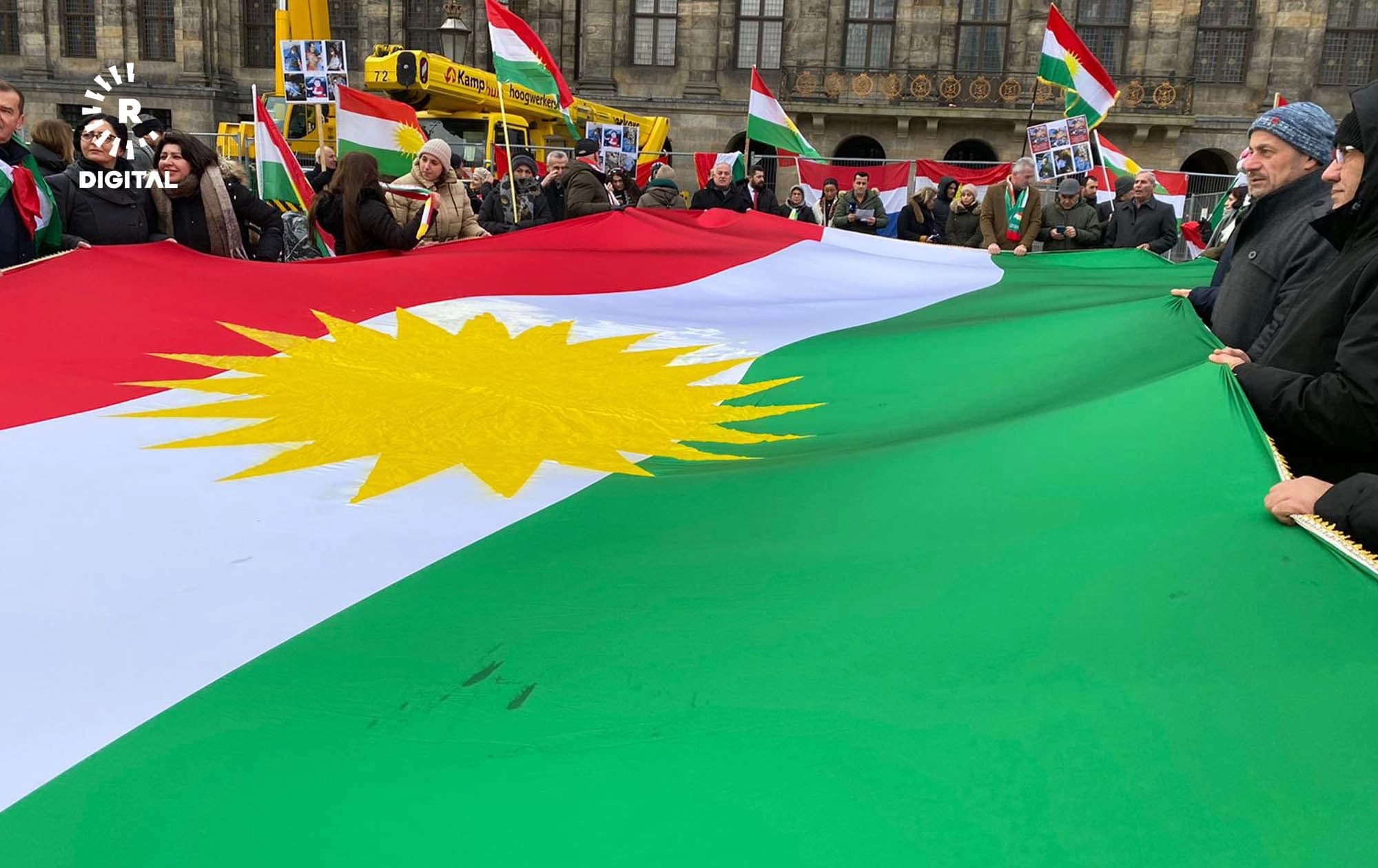 خۆپێشاندانی هاونیشتمانییان لە هۆڵەندا دژی هێرشی مووشەکیی ئێران بۆ سەر هەولێر