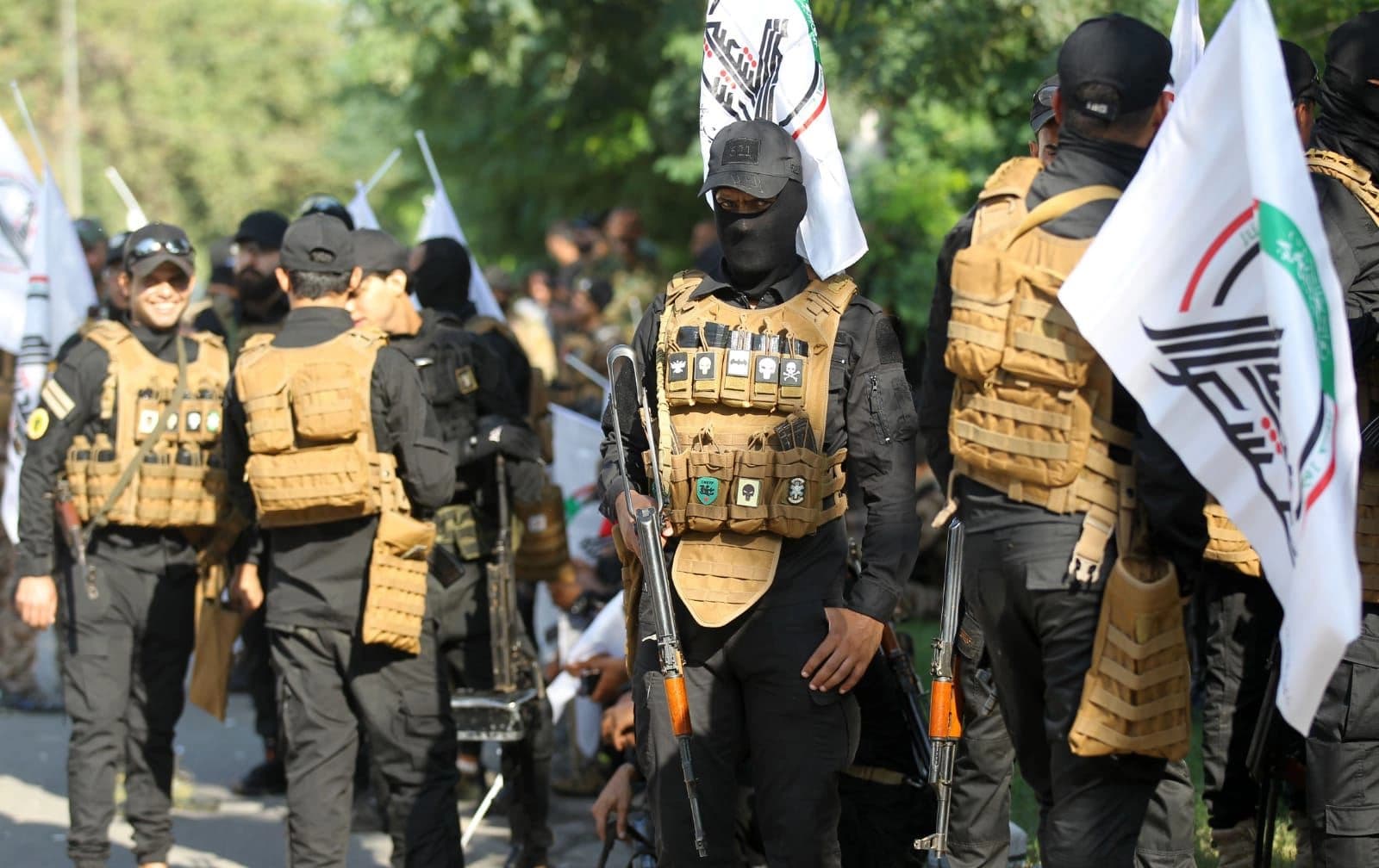 ژمارەیەک چەکداری حەشدی شەعبی.